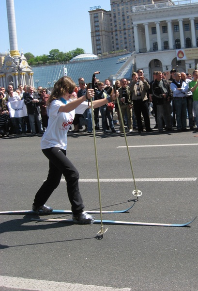 Чудово їдуть лижі асфальтом насправді!